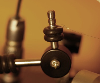 Små lodd hektast på utriggaren, og trekk i nylonsnøret som er hekta til armrøret. Meir konvensjonell antiskating.