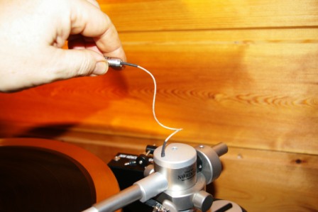 JMW-kabelen vridast, og skapar eit moment som fungerer som antiskating