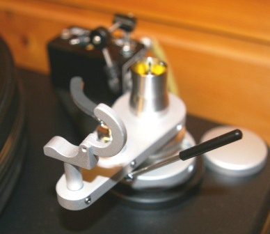 armbasen. Legg merke til spissen armen er lagra på.