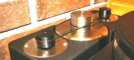 to belter frå kvar av motorane inn på svinghjulet