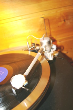 Water på pickupen. Legg også merke til umbraco-nøkkelen som står i balanseloddet bak på armen. For å justere stifttrykk.