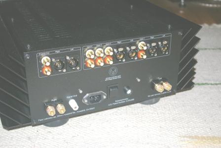 INT 150 har både balansert og vanleg inn- og utgangar. Greie høgtalarterminalar, og straumbrytar. Men ikkje pre out/main in.