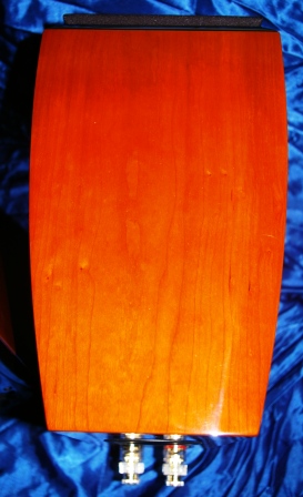 Lakkering og overflatebehandling er av høgste klasse. Legg også merke til innsvinget av kabinettet, og utforminga av fronten. 