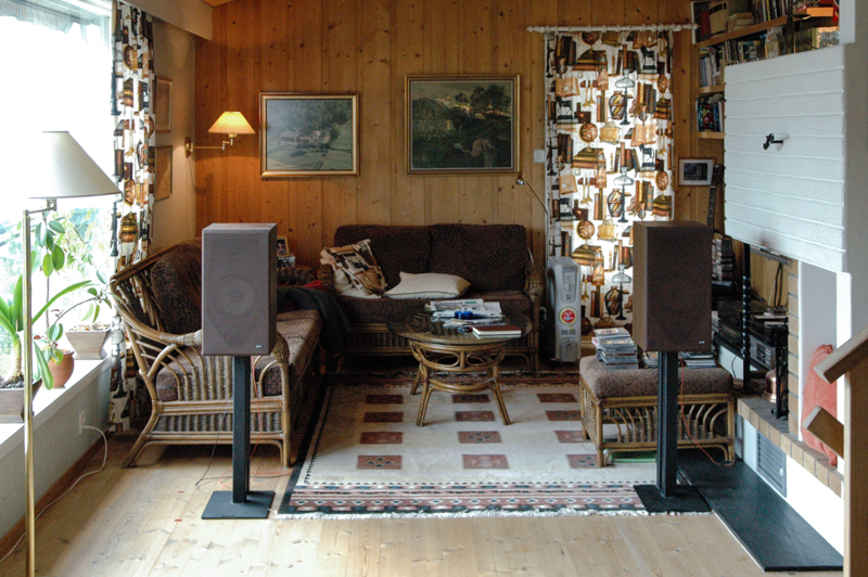 Eit langt og godt lytterom med skråtak