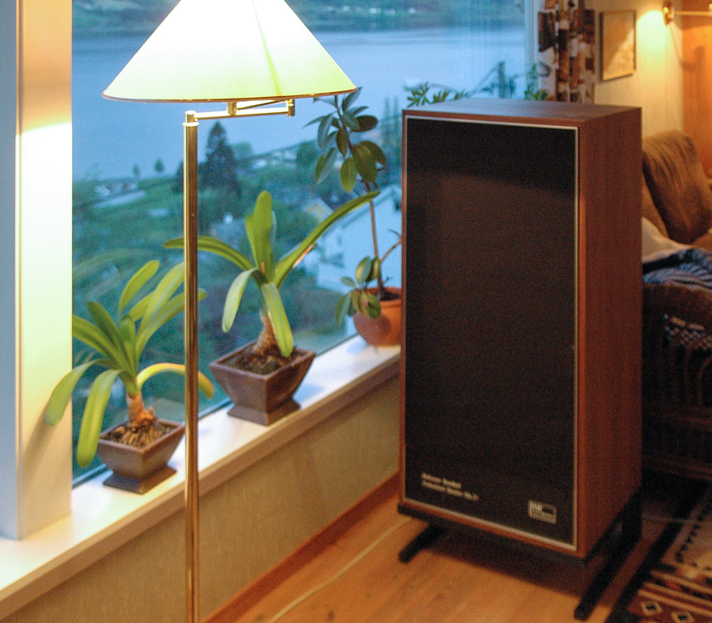 Ein IMF Reference Monitor fyller godt opp i stova