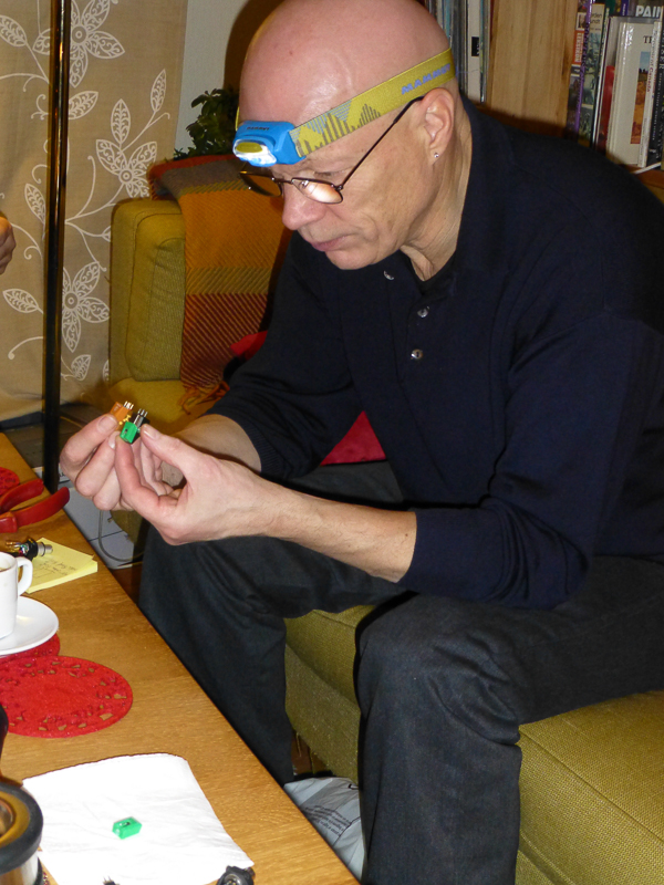 Eg studerar fargekodingane. Om dei er lik på begge. AT 95 har IKKJE fargemarkeringar på pinnane, dette er typisk for billege p.u. Då må du vita kva som er høgre og venstre, og kva som er + og G (ground). Noko eg sjølvsagt har i hovudet :-D Elles kan det fort verte kopla feil. 